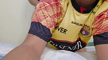 Con mi madrastra barcelonista le encanta que la folle un emelecista