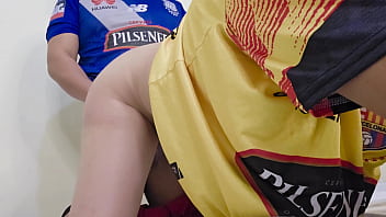 Con mi madrastra barcelonista le encanta que la folle un emelecista Con mi madrastra barcelonista le encanta que la folle un emelecista