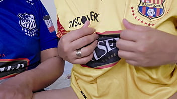 Con mi madrastra barcelonista le encanta que la folle un emelecista Con mi madrastra barcelonista le encanta que la folle un emelecista