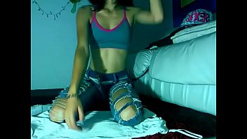 Sexy american girl gets off on cam