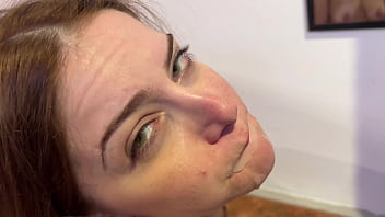 Ruiva natural dando a buceta pro cara pauzudo e chupando o amigo dele