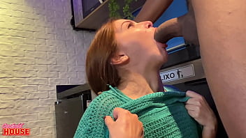 Ruiva natural dando a buceta pro cara pauzudo e chupando o amigo dele