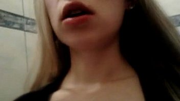 Video de amiga tetona caliente en el baño