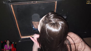 Levei minha amiga no swing para foder no gloryhole certeza que a safada gostou demais