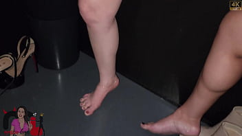 Levei minha amiga no swing para foder no gloryhole certeza que a safada gostou demais