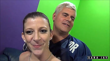 Whorish sara jay asks porno dan to remove condom to get facialized