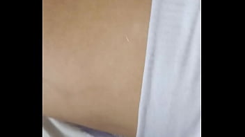 Encuentro a la culona de mi vecina tomando una ciesta y me deja follar su dulce coño