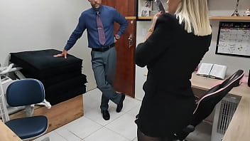 Flagrada furtando um óculos ofereceu seu cuzinho em troca de silêncio e manter sua liberdade o pauzudo encheu seu cuzinho de porra vagninho e luna oliveira