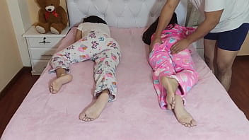 Chicas gemelas inocentes usadas por su padrastro pervertido