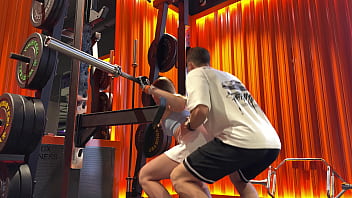 The sportswoman wants a penis not to carry heavy weights public