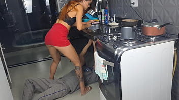 Casada recebe encanador sem calcinha