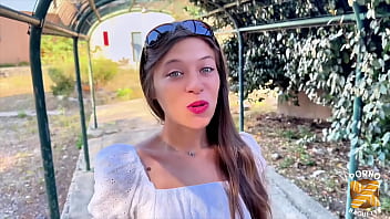 Lola belle fille au visage d'ange veut de la bite