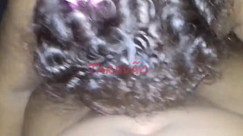 Puta tomando leite e gozando pelo rabo