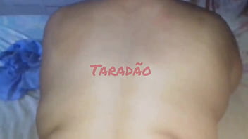 Puta tomando leite e gozando pelo rabo