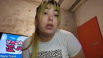 La mamá de tu amigo te descubre y te obliga a olerle el culo apestoso