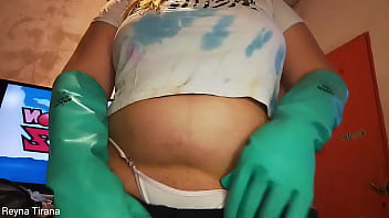 La mamá de tu amigo te descubre y te obliga a olerle el culo apestoso La mamá de tu amigo te descubre y te obliga a olerle el culo apestoso