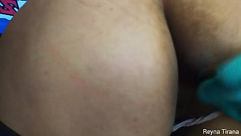 La mamá de tu amigo te descubre y te obliga a olerle el culo apestoso