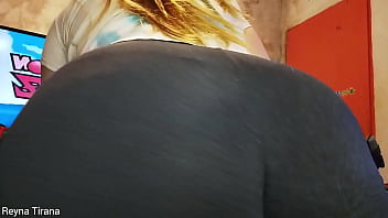 La mamá de tu amigo te descubre y te obliga a olerle el culo apestoso La mamá de tu amigo te descubre y te obliga a olerle el culo apestoso