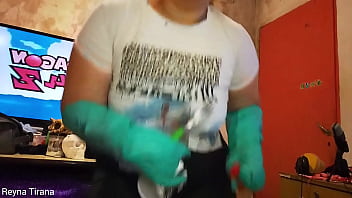 La mamá de tu amigo te descubre y te obliga a olerle el culo apestoso La mamá de tu amigo te descubre y te obliga a olerle el culo apestoso