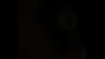 Je suis nue sous mon peignoir vient me mater sans grrr