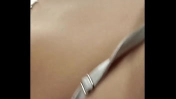 Se mete un juguete por el culo mientras la follo bien rico