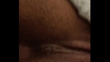 Se mete un juguete por el culo mientras la follo bien rico