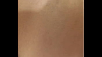 Se mete un juguete por el culo mientras la follo bien rico