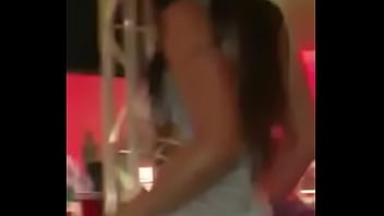 Levantando a saia e mostrando a buceta no baile 4