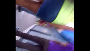 Mi esposa con su mini falda caminando mostrando sus ricas 4