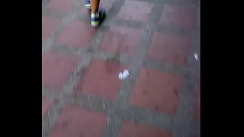 Mi esposa con su mini falda caminando mostrando sus ricas 4