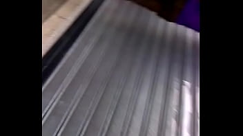 Mi esposa con su mini falda caminando mostrando sus ricas 4