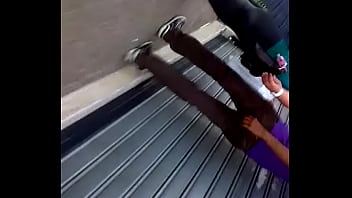 Mi esposa con su mini falda caminando mostrando sus ricas 4