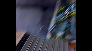 Mi esposa con su mini falda caminando mostrando sus ricas 4