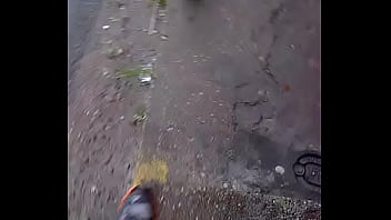 Mi esposa con su mini falda caminando mostrando sus ricas 4