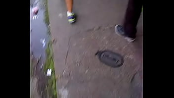 Mi esposa con su mini falda caminando mostrando sus ricas 4