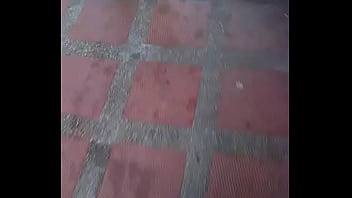 Mi esposa con su mini falda caminando mostrando sus ricas 4