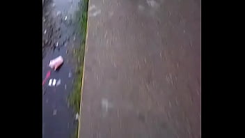 Mi esposa con su mini falda caminando mostrando sus ricas 4