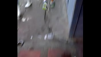 Mi esposa con su mini falda caminando mostrando sus ricas 4