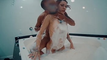 Foda na banheira com a gata safada de dreads