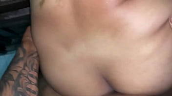 Estoy en casa y entro a duchame y llega mi padrastro y me folla el coño y le saco toda su leche