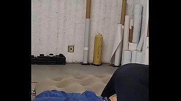 En el colchón inflable con morenaza mientras trabajo