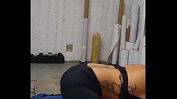 En el colchón inflable con morenaza mientras trabajo