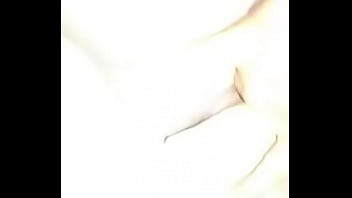 Iris selvita metiéndose el dedo mojadita