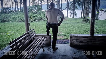 A vampire lady wants to get pregnant by a human *** short ***