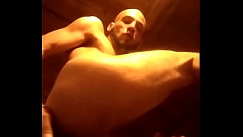 énorme gode dans le cul de ce beau goss