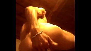 énorme gode dans le cul de ce beau goss