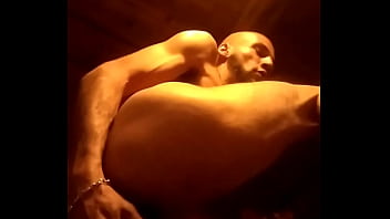 énorme gode dans le cul de ce beau goss