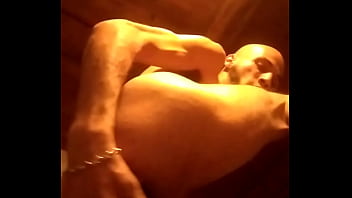 énorme gode dans le cul de ce beau goss