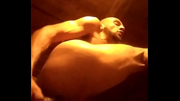 énorme gode dans le cul de ce beau goss