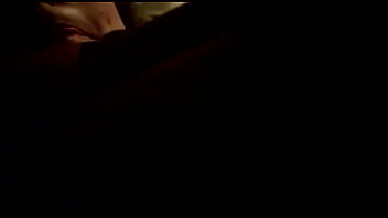 Puta qa apretando pezones se graba